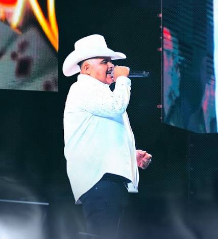 Chuy Lizarraga live on tour